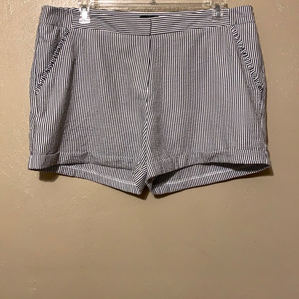 King Tall Sally size 16 black white pinstriped shorts